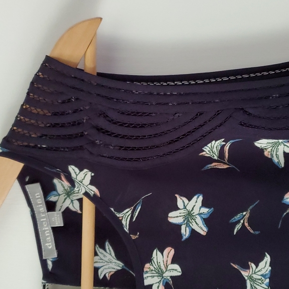 Daniel Rainn navy blue blouse with scalloped detail, size XL. - Picture 2 of 3